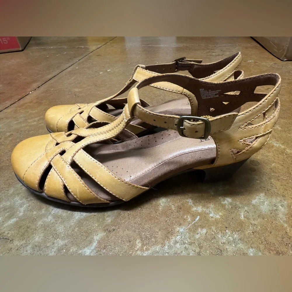 Rockport Cobb Hill Aubrey t strap heels in camel leather size 8